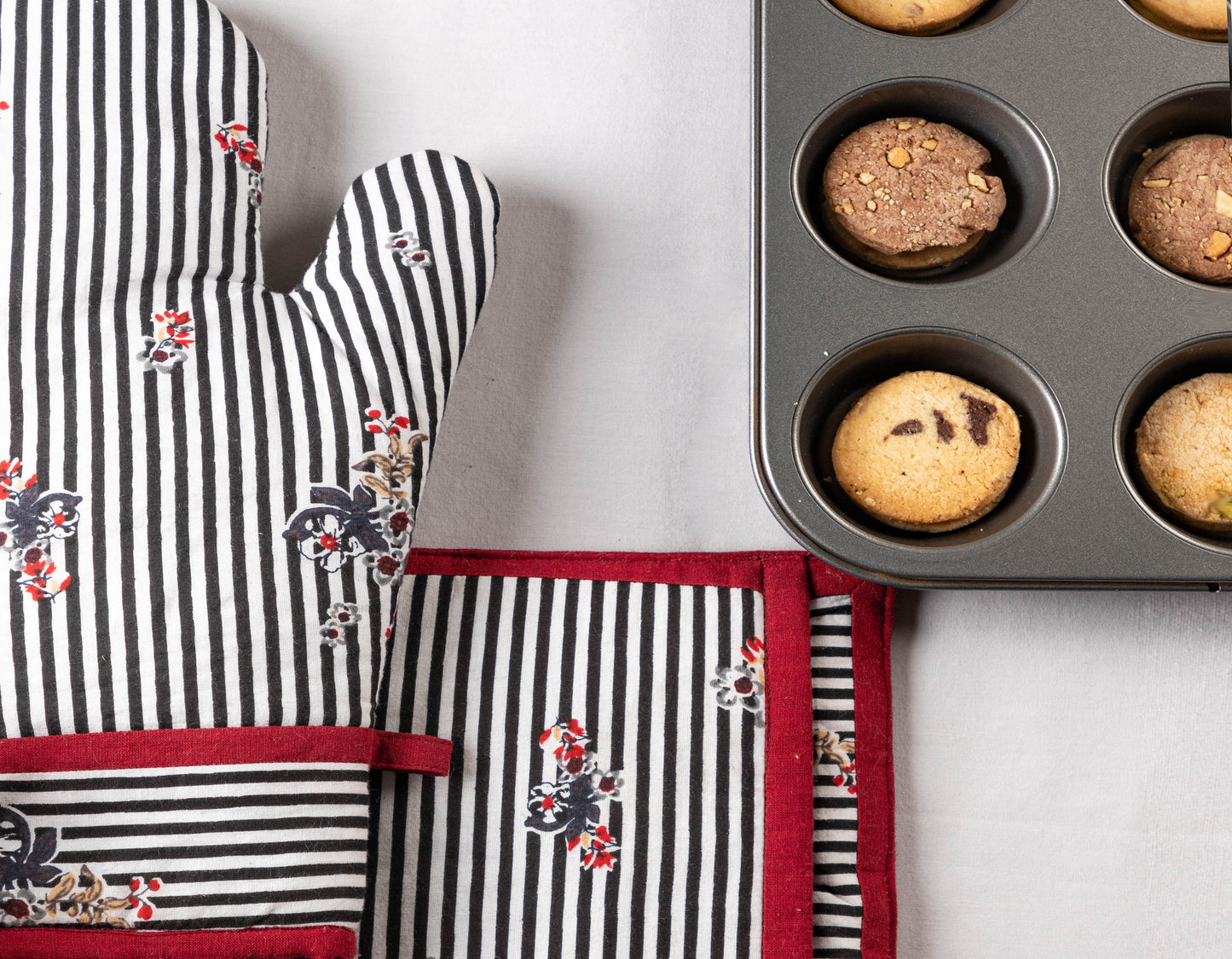 Naika Oven Mitt & Pot Holder set