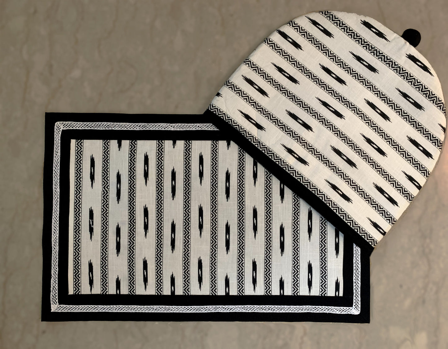 Warpy Streaks Tea Cozy & Tray Cloth set