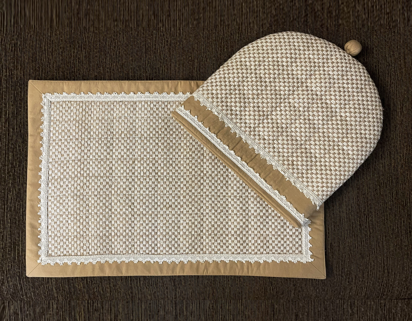 Tarsem Tea Cozy & Tray Cloth set