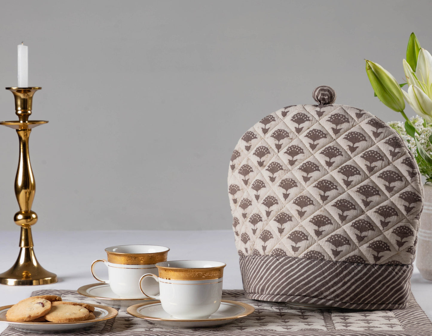 Oline Tea Cozy & Tray Cloth set