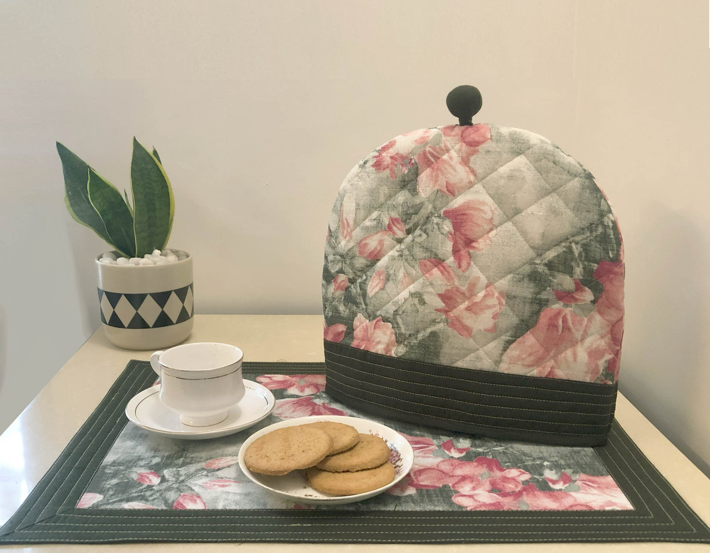 Sahita Tea Cozy & Tray Cloth set